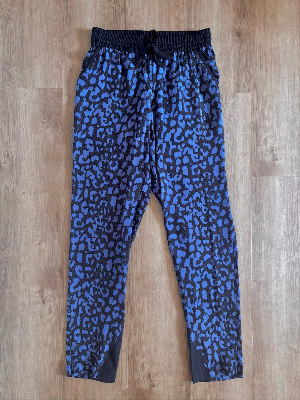 Sea Silk Jogger Pants Women’s Small Blue Leopard Print